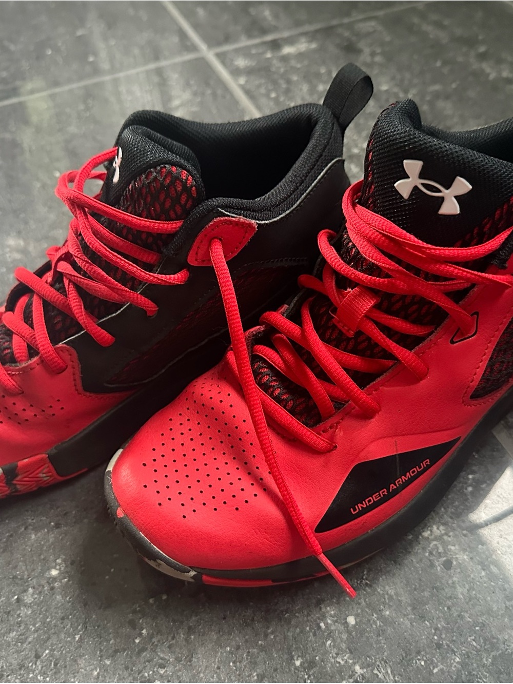 Under Armour unisex M 8.5/ W10Red and Black High-Top Sneakers